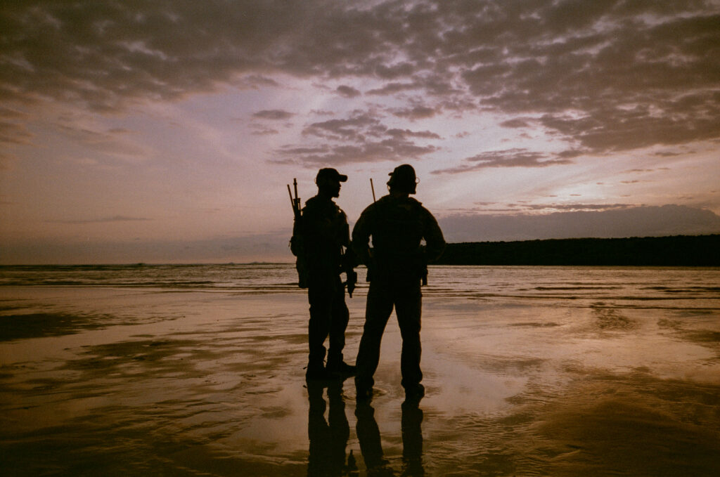 Εμπόλεμη-ζώνη-Land-of-Bads-movie-scene-3