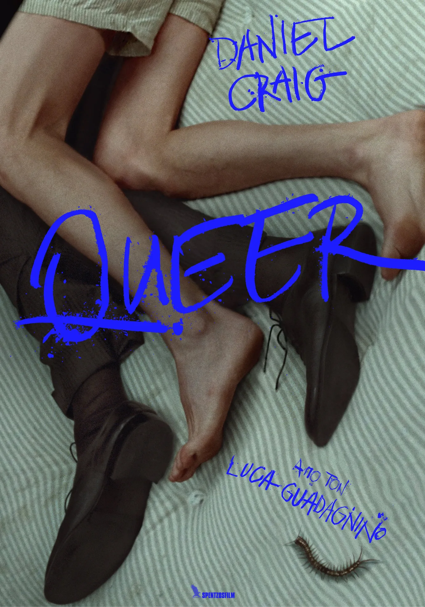 Poster tis tainias Queer, me tin epigrafi 'Daniel Craig' kai ton titlo 'Queer' me entona mple grammata pano apo gurnismena podia. Sto kato meros tou poster, to onoma tou skιnothetida Luca Guadagnino