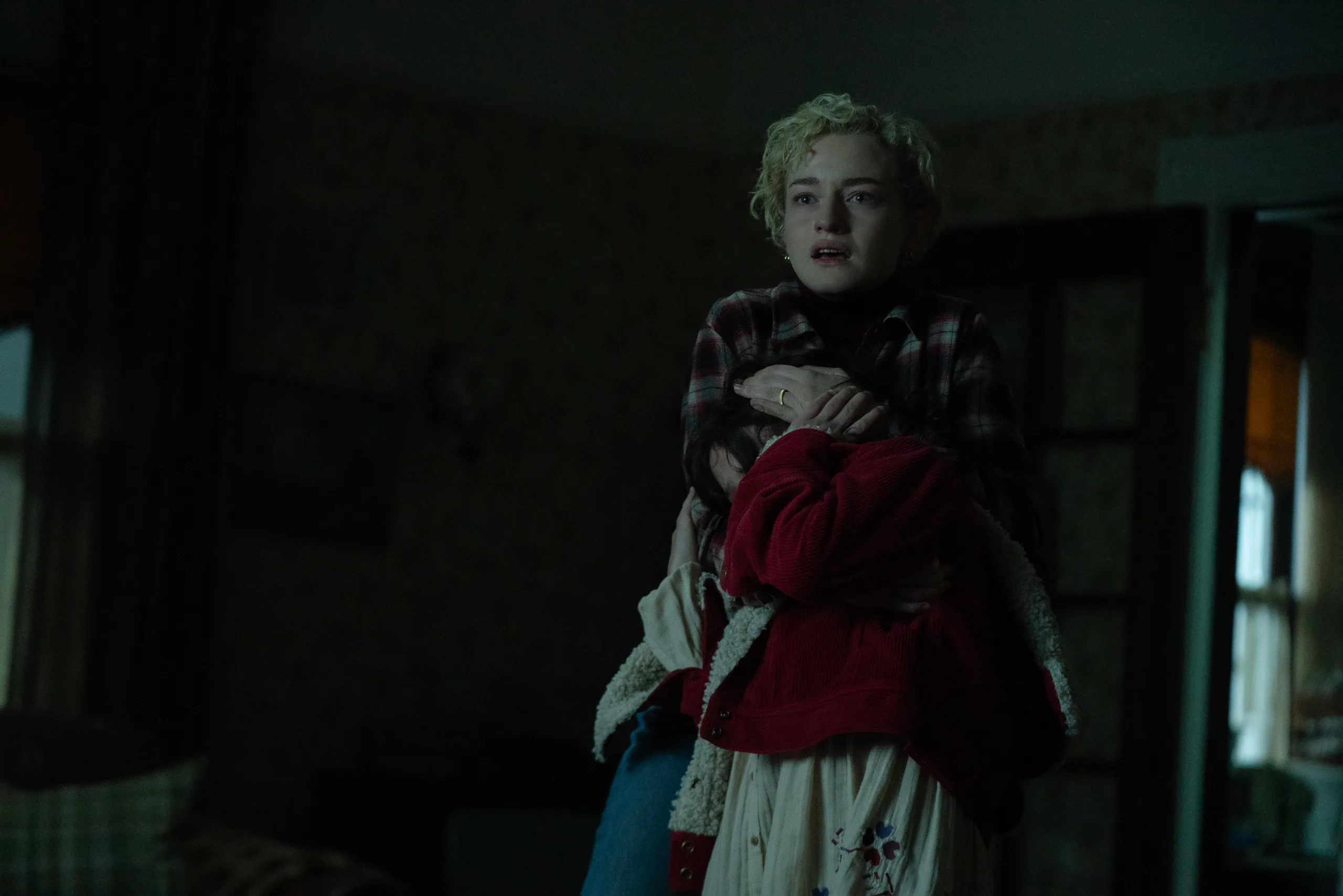 Από το καστ του Wolf Man - Julia Garner, και Matilda Firth σε σκηνή της ταινίας