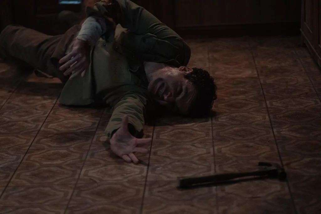 Wolf Man (2025): Η επιστροφή ενός θρύλου Σκηνή μεταμόρφωσης από το Wolf Man 2025 στο απόμερο σπίτι στο Όρεγκον