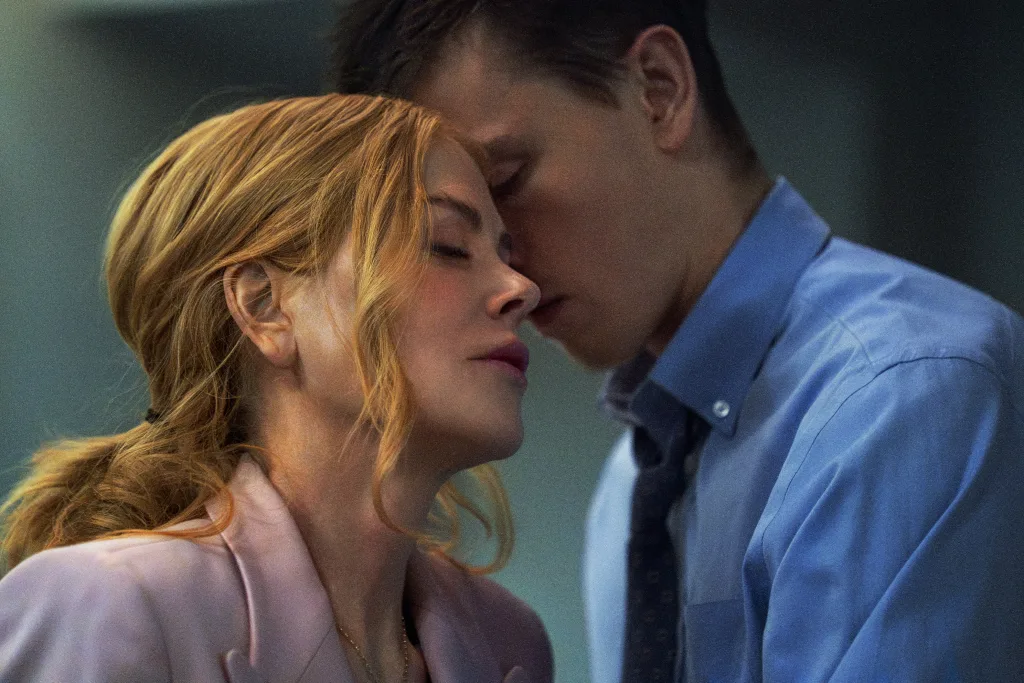 Η Nicole Kidman και ο Harris Dickinson σε Στιγμές Συναισθηματικής Ένταση Scini apo tin tainia Babygirl, me ti Nicole Kidman kai ton Harris Dickinson na moirazontai mia synaisthimatiki kai aisthisiaki stigmi.