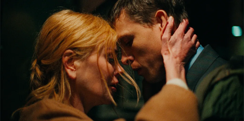 Η Nicole Kidman και ο Harris Dickinson σε Στιγμές Συναισθηματικής Έντασης. Credit: Courtesy of A24 Scini apo tin tainia Babygirl, me tous dyo charakteres na vriskontai konta, moirazontas entasi kai pathos.