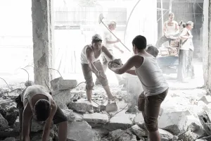 Skini apo tin tainia 'Yparxo' pou doulevei paidi stin oikodomi