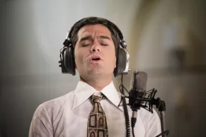 O Xristos Mastoras ws Stelios Kazantzidis me mikrofono kata ti diarkeia ixografisis.