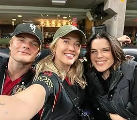 Οι Neve Campbell, Sam Rechner και Anna Camp τραβούν selfie στα γυρίσματα του Scream 7 (2026).