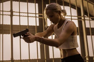 H Pom Klementieff se skini drasis kratontas oplo tis tainias Mission Impossible The Final Reckoning