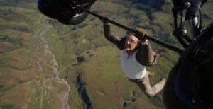skini-tis-tainias-mission-impossible-the-final-reckoning-me-ton-tom-cruise-kremasmeno-apo-aeroplano-se-ptisi